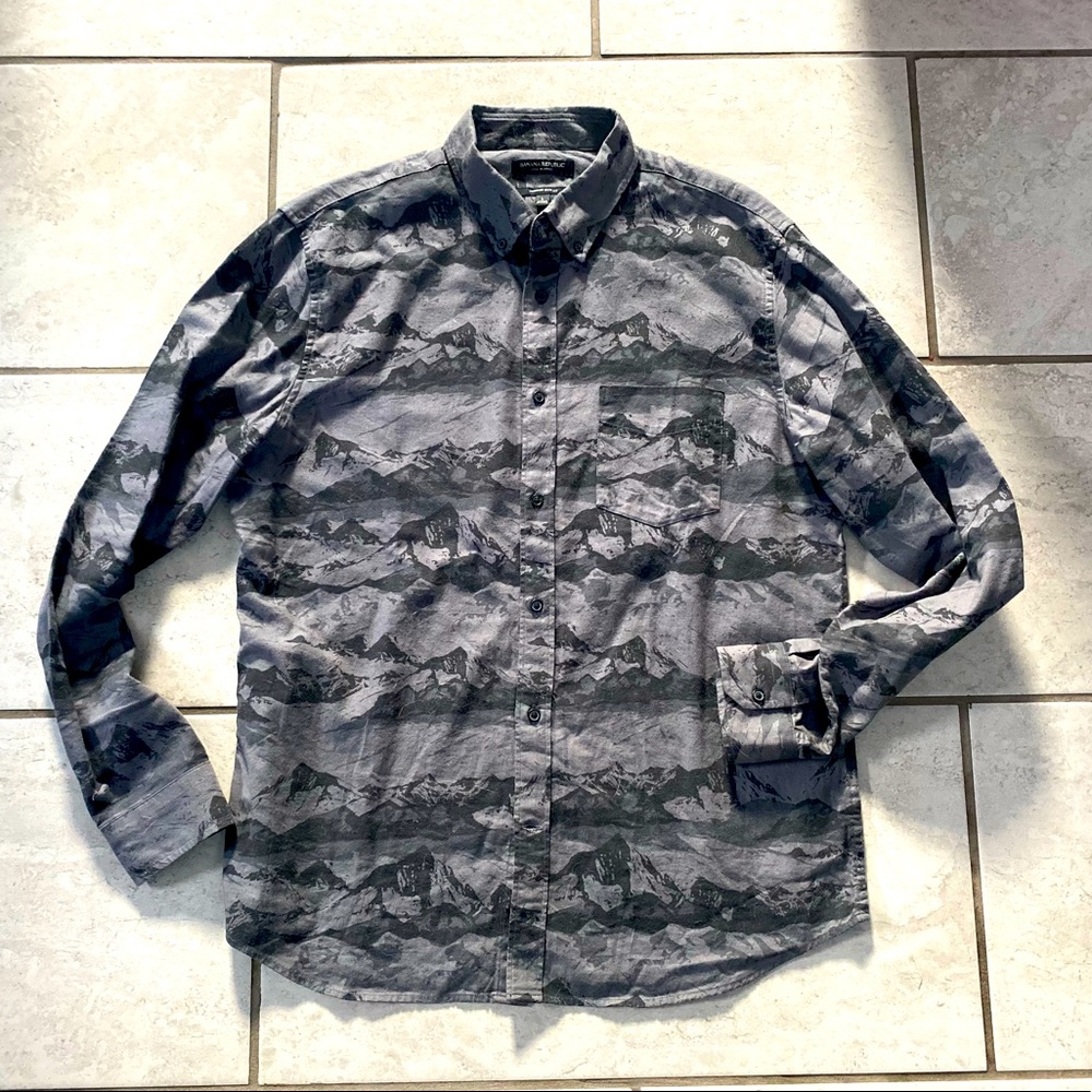 Banana Republic Two-Tone Gray Mountain Print Button Up